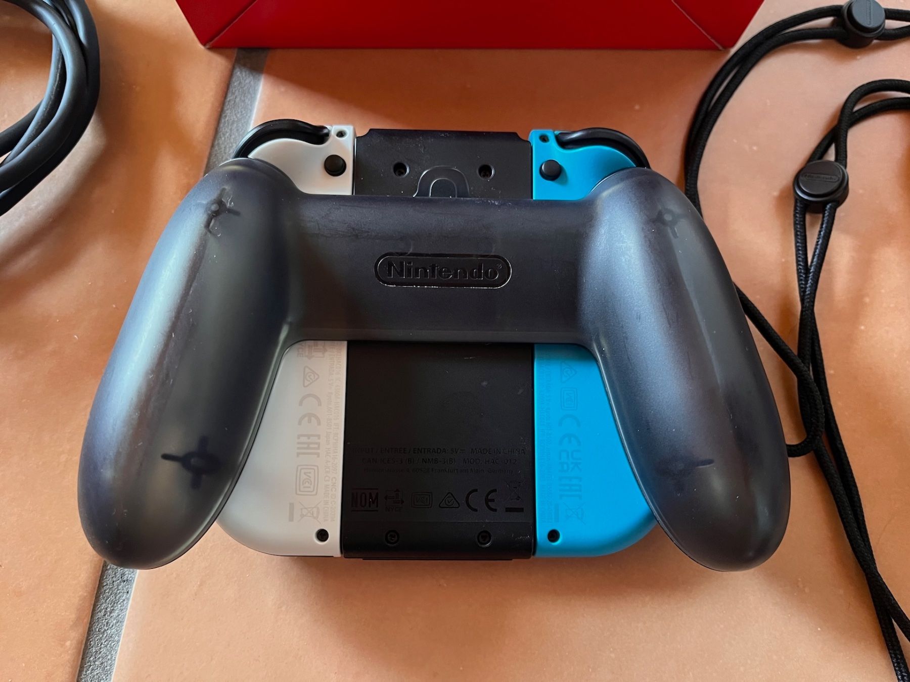 Nintendo Controller: Nintendo Joy-con charging grip + 2 Joy-con – Usato da Eclépens venduto da meegogeem 2