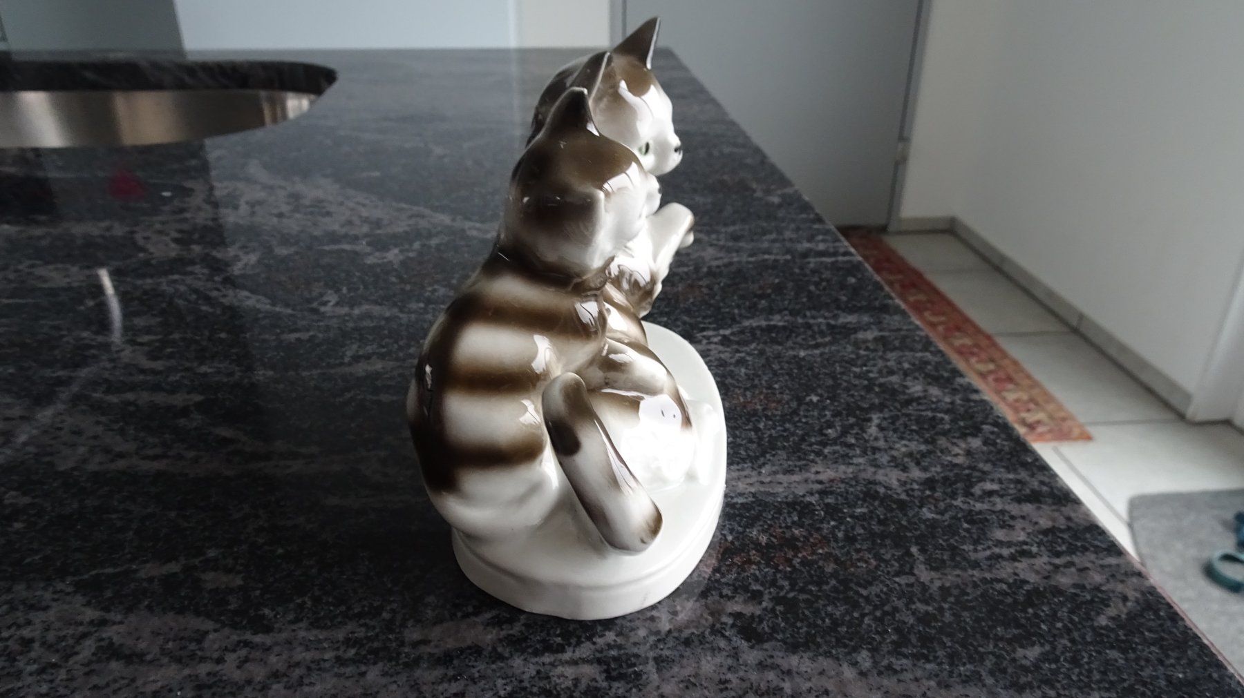 Statuette: KATZENFIGREN WELCHE AUF EINEN STEIN SITZEN  GEMARKT GERMANY – Usato da Zürich venduto da Roulet 1