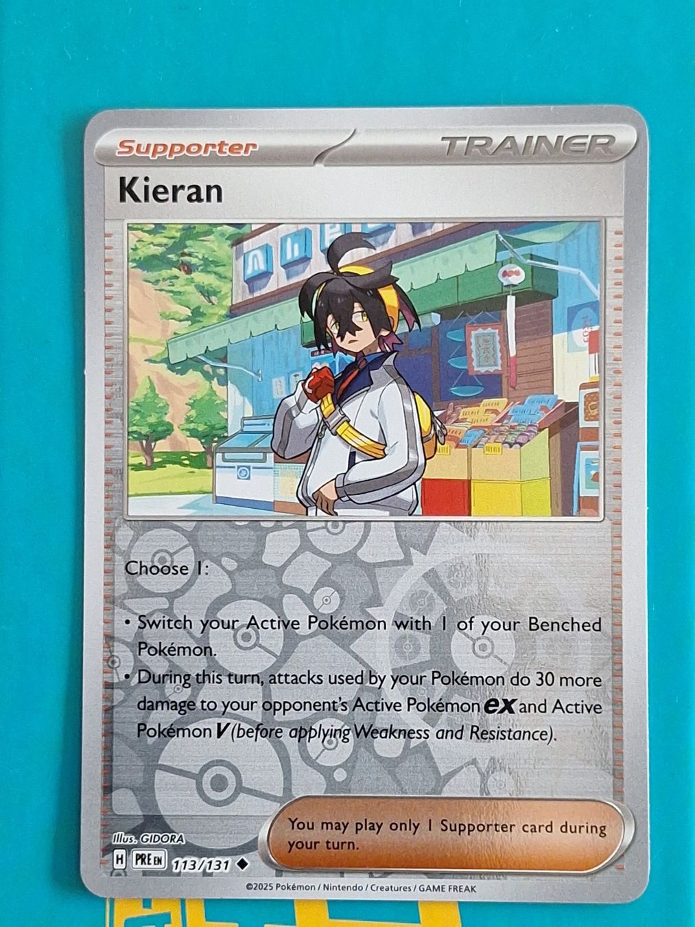 Pokémon Carte collezionabili: Kieran - Reverse Holo - Prismatic Evolution #1.6 – Usato da Altstätten SG venduto da GGsGameshop