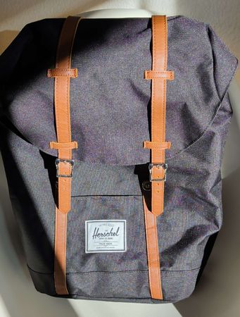 Schwarzer Herschel-Rucksack mit braunen Details – wie neu