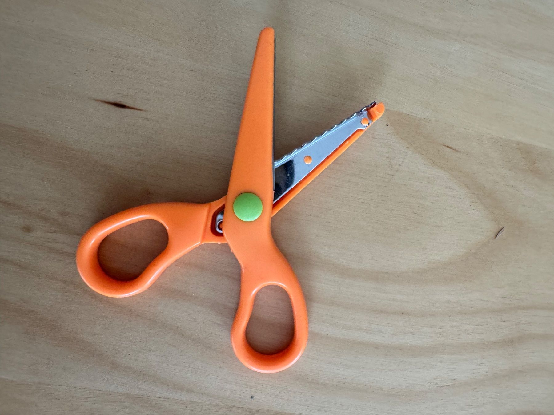 Tutti gli attrezzi: Dekorationsschere orange Zickzack – Usato da Goldach venduto da Hibiskus23