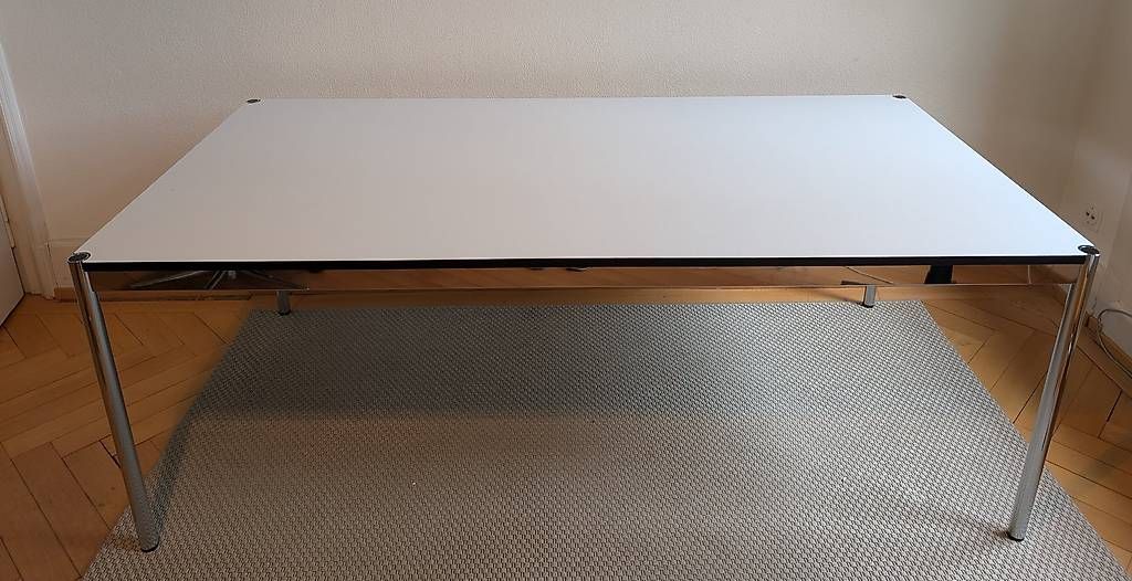 USM Schreibtische: Tisch USM Haller 2x1m hellgrau – Gebraucht aus Zürich von eli_yv5l