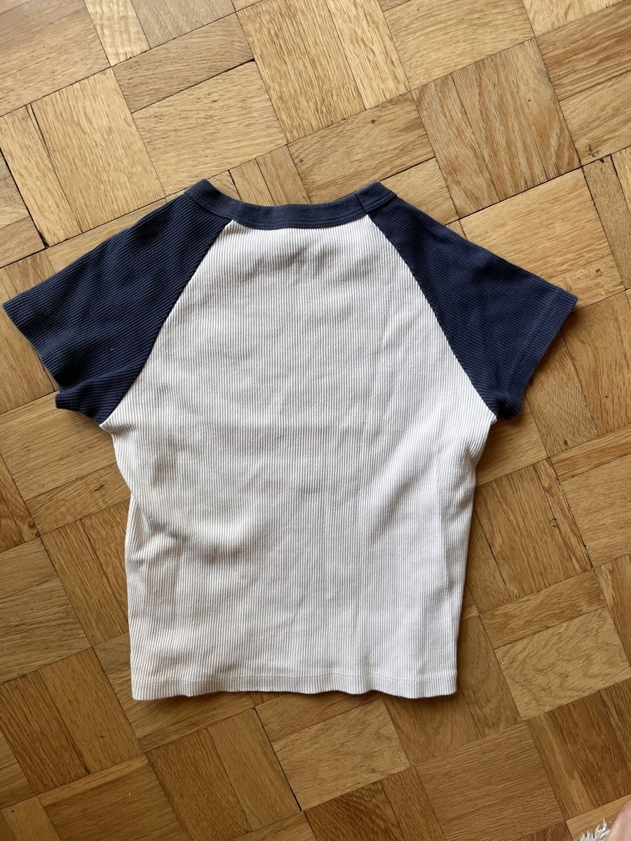 Brandy Melville T-shirts: Brandy Melville Crop Top – D'occasion à Bern par ann1e 1