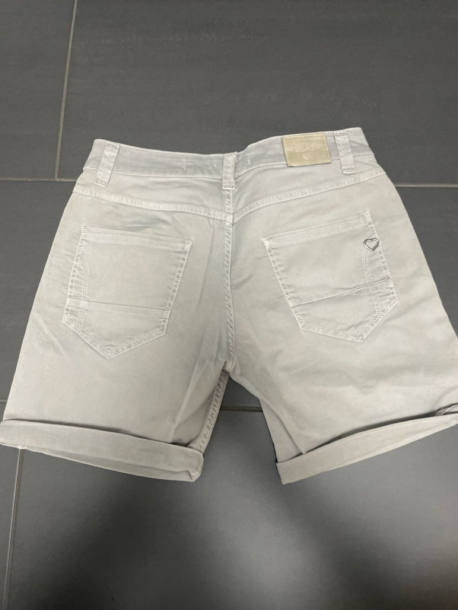 Please Jeans Hosen: Please Shorts hellgrau Grösse Medium  – Gebraucht aus Chur von churerli 1