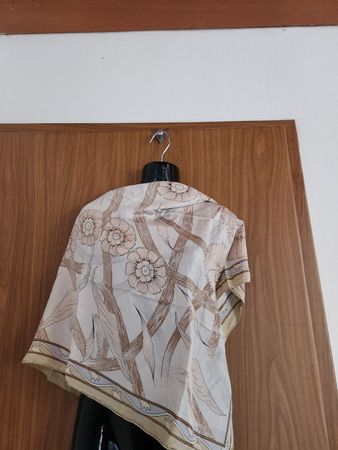 Foulard  Soie femme motif floral beige 
