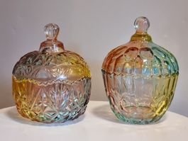 2 bunte Glas-Bonbonnieren mit Deckel Vintage