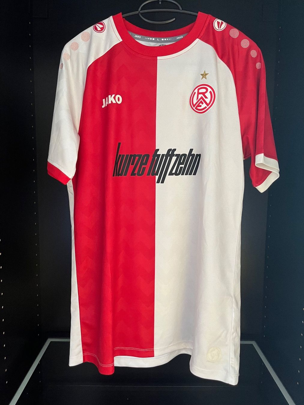 Jako Leibchen & Hosen: Rot-Weiss Essen Sondertrikot – Neu (gemäss Beschreibung) aus Näfels von dom_9p7f