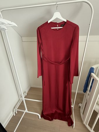 Roter Herbst-Kleid in Satin-Optik, Grösse 38, elegant!