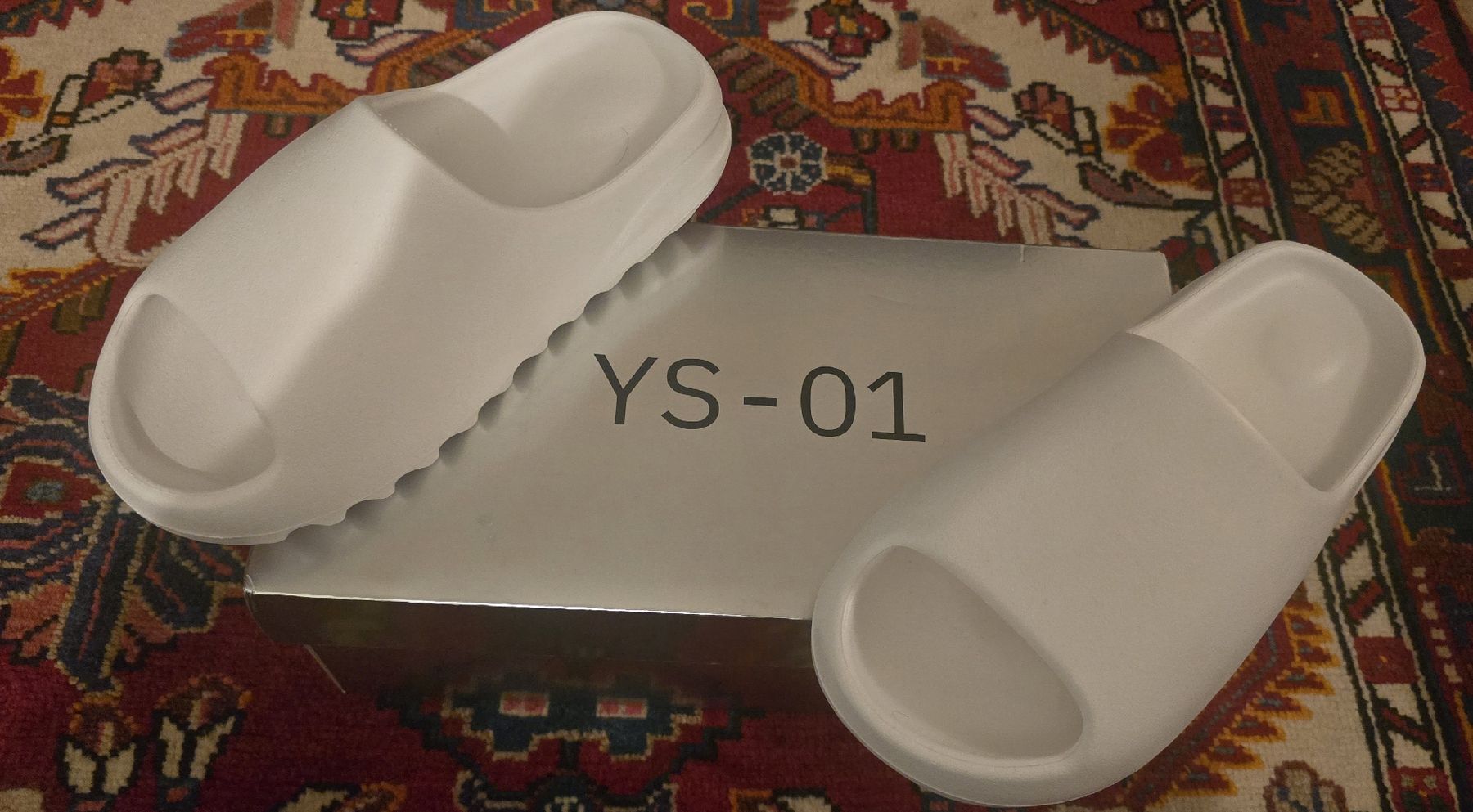 Scarpe da uomo: *New Yeezy Slides White YS-01 Size 7 – Usato da Buchs SG venduto da rei_7j5l 2