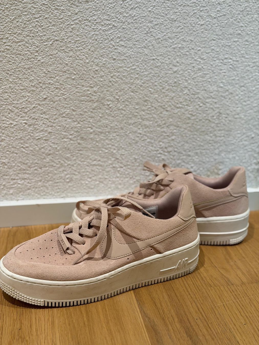 Nike Scarpe da donna: Nike Air Force 1 pink shoes – Usato da Emmen venduto da llu_kf65
