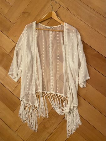Weisses Kimono mit Fransen und Stickerei, gebraucht