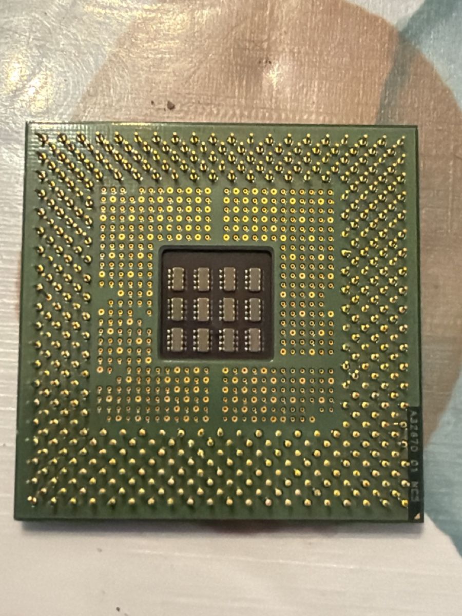 Intel Composants électroniques: Intel Pentium IV 1.7 GHz – Défectueux à Martigny par capri2800 1