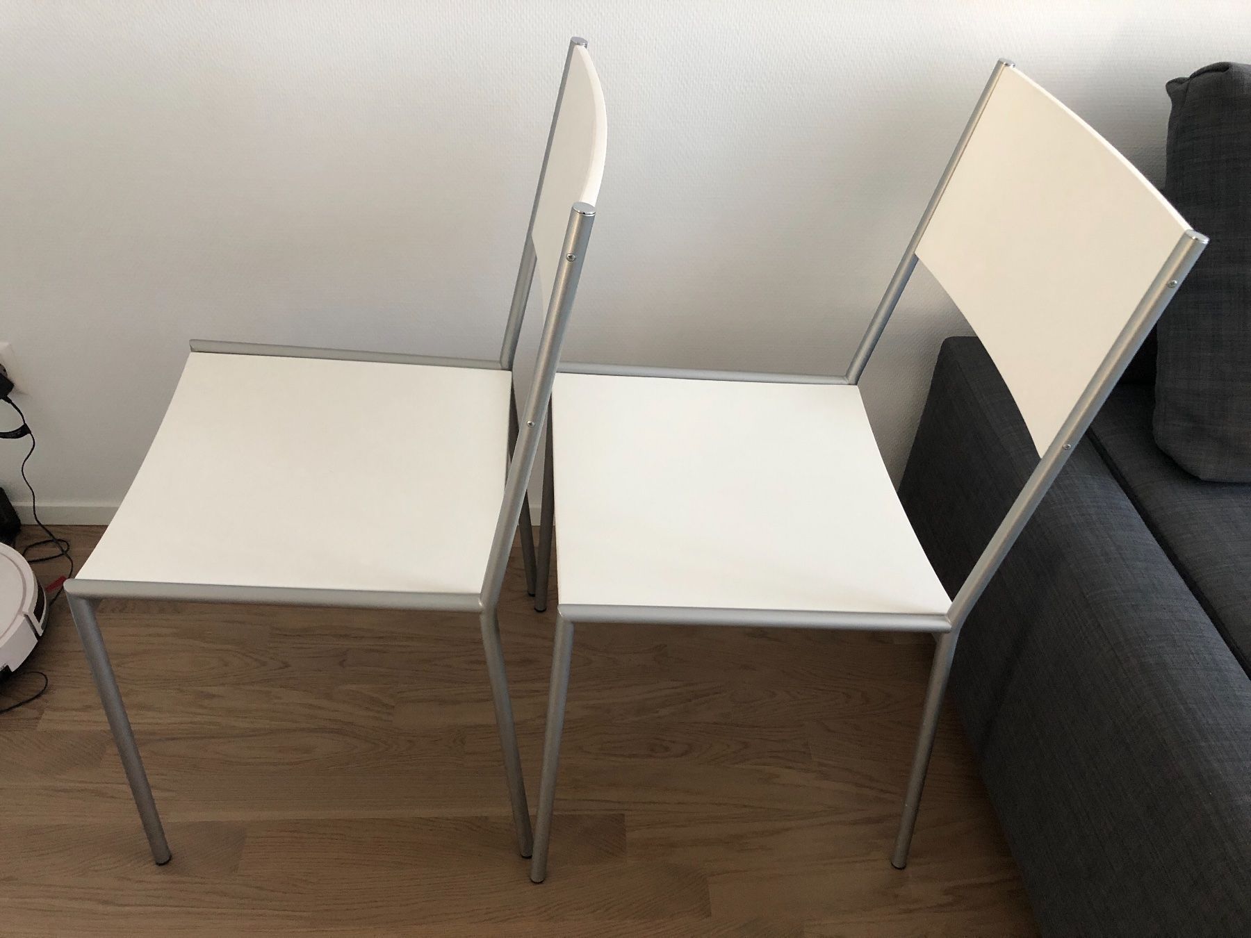 Stühle: 2 x Stuhl weiss Metall, Holz – Gebraucht aus Winterthur von Alp9 2