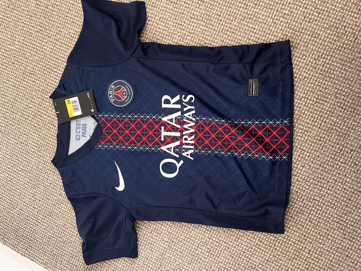 Nike Lotti di vestiti: Paris Saint-Germain Nike Original – Nuovo e nell'imballaggio originale da St-Sulpice NE venduto da Ela.2 1