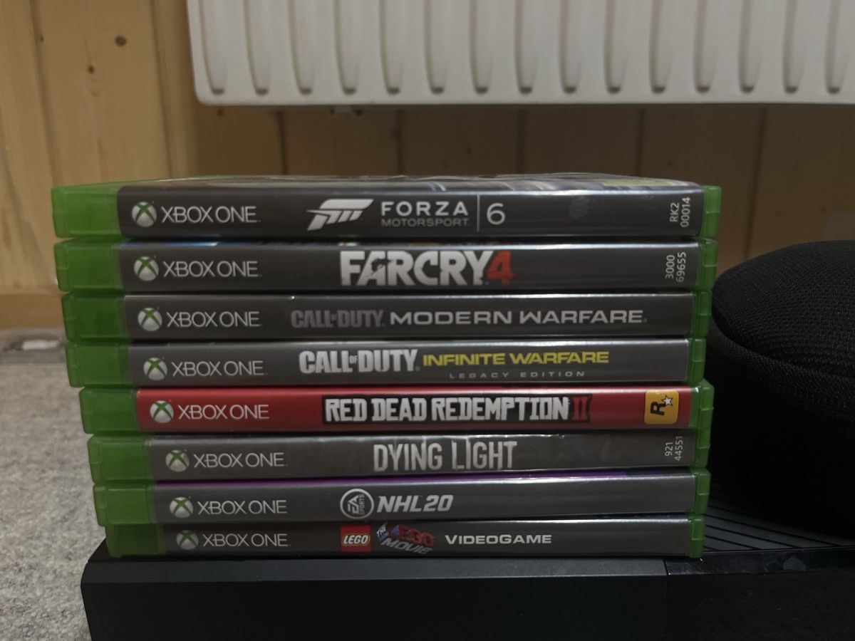 Microsoft Konsolen: Xbox One Console Bundle with Games and Controller – Gebraucht aus Kandersteg von MariolyG 1