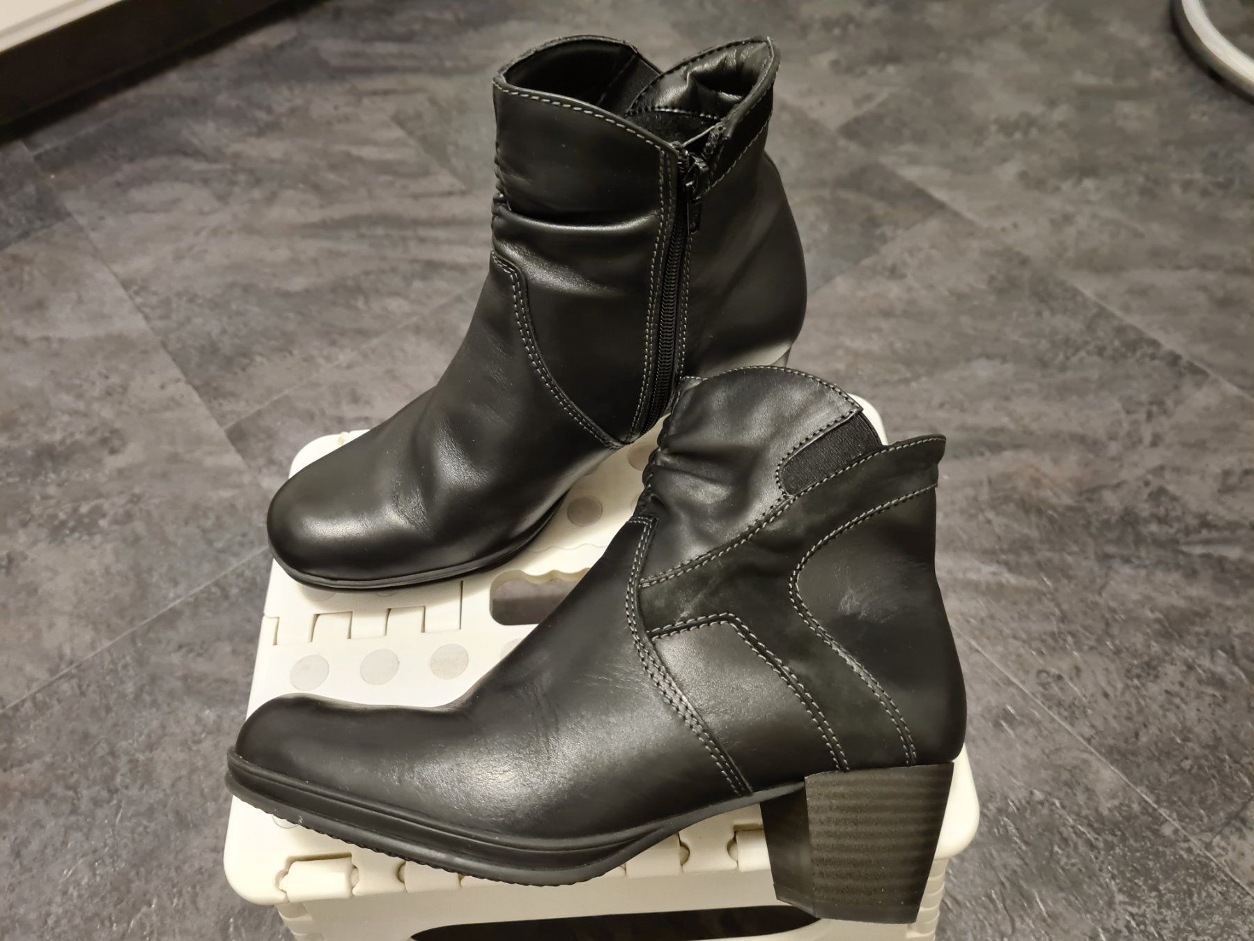 Scarpe da donna: Medicus Stiefelette  4.5 – Nuovo (secondo la descrizione) da Rickenbach b. Wil venduto da cornetta