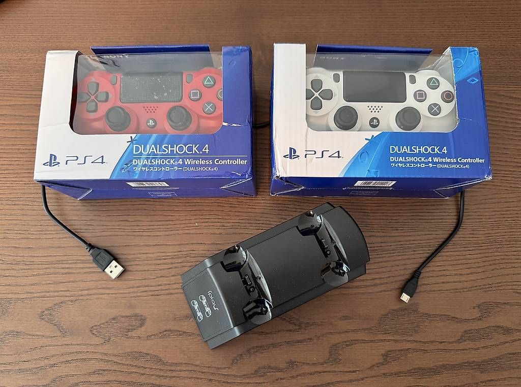 Manettes: 2x Dualshock 4 Controller (Neu) & Ladestation – D'occasion à Bürglen TG par Junker93