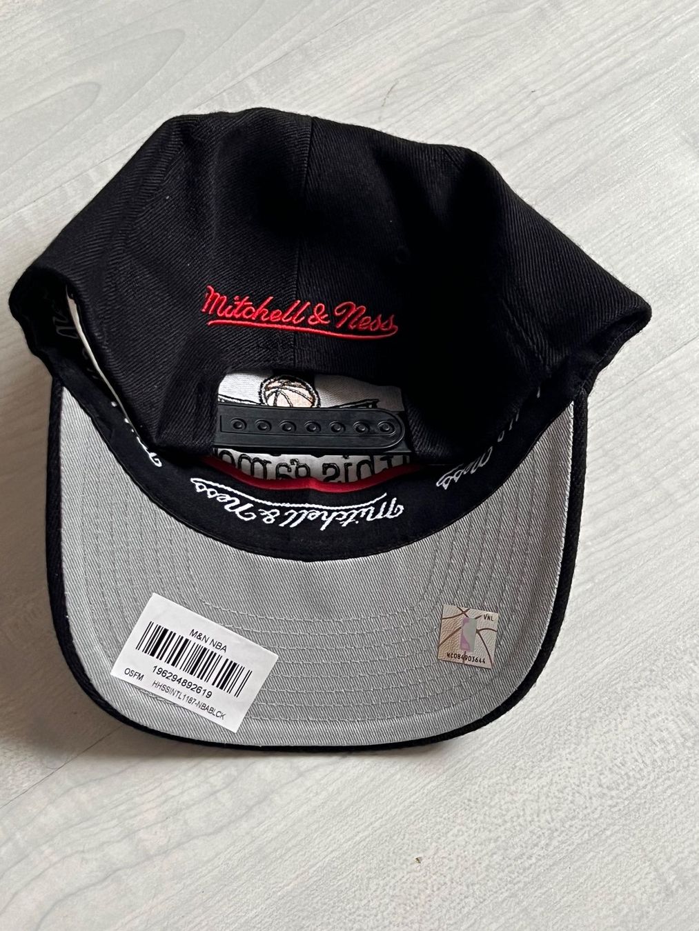 Mitchell & Ness Copricapi, berretti & cappellini: MITCHELL & NESS NBA I LOVE this Game Red Flex Snapback Cap – Nuovo e nell'imballaggio originale da Heimberg venduto da Buck89 3