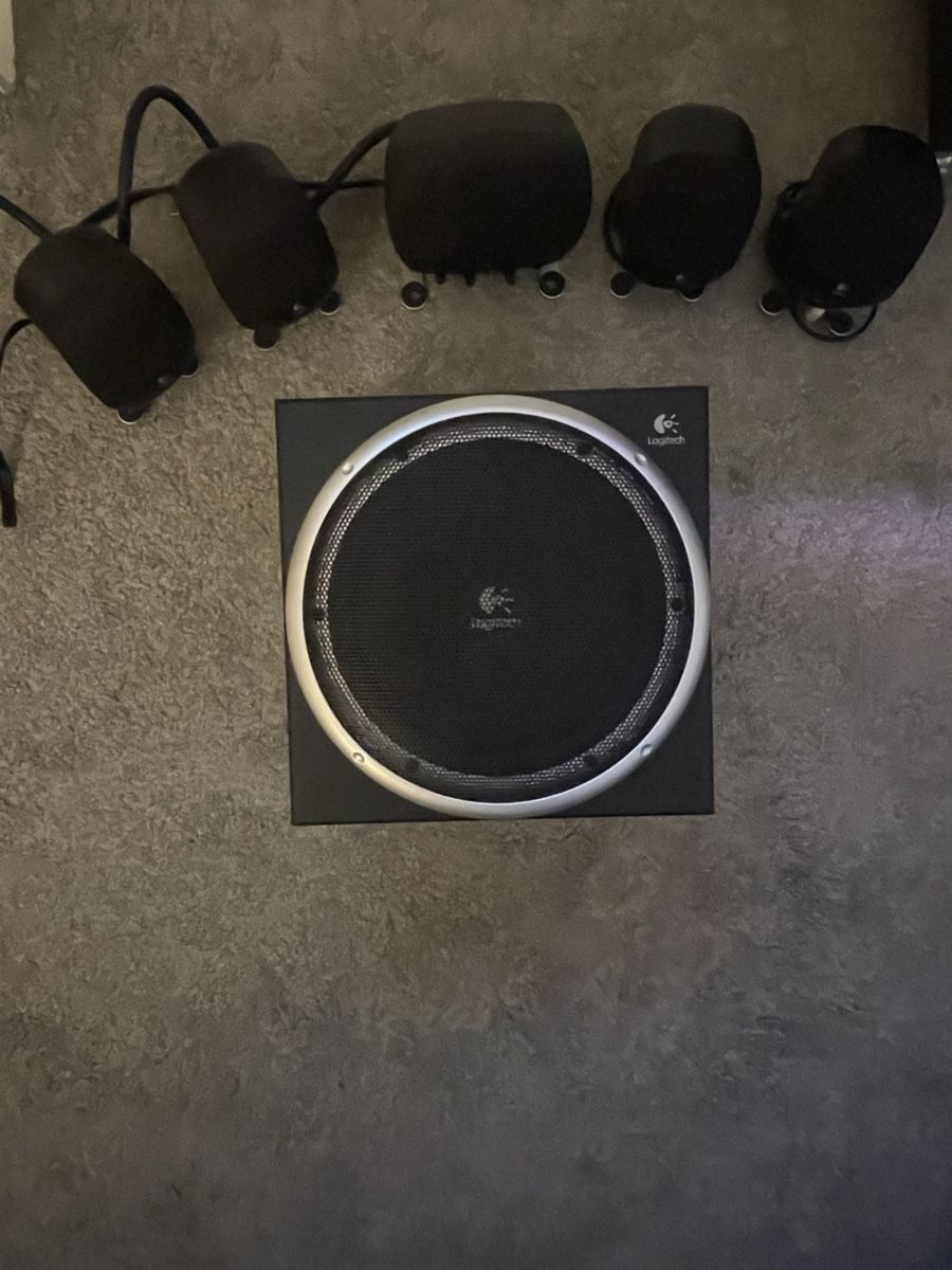 Logitech Home Cinema: Logitech 5.1  Lautsprecher + Sub.  – Nuovo (secondo la descrizione) da Meilen venduto da spo_6m6n