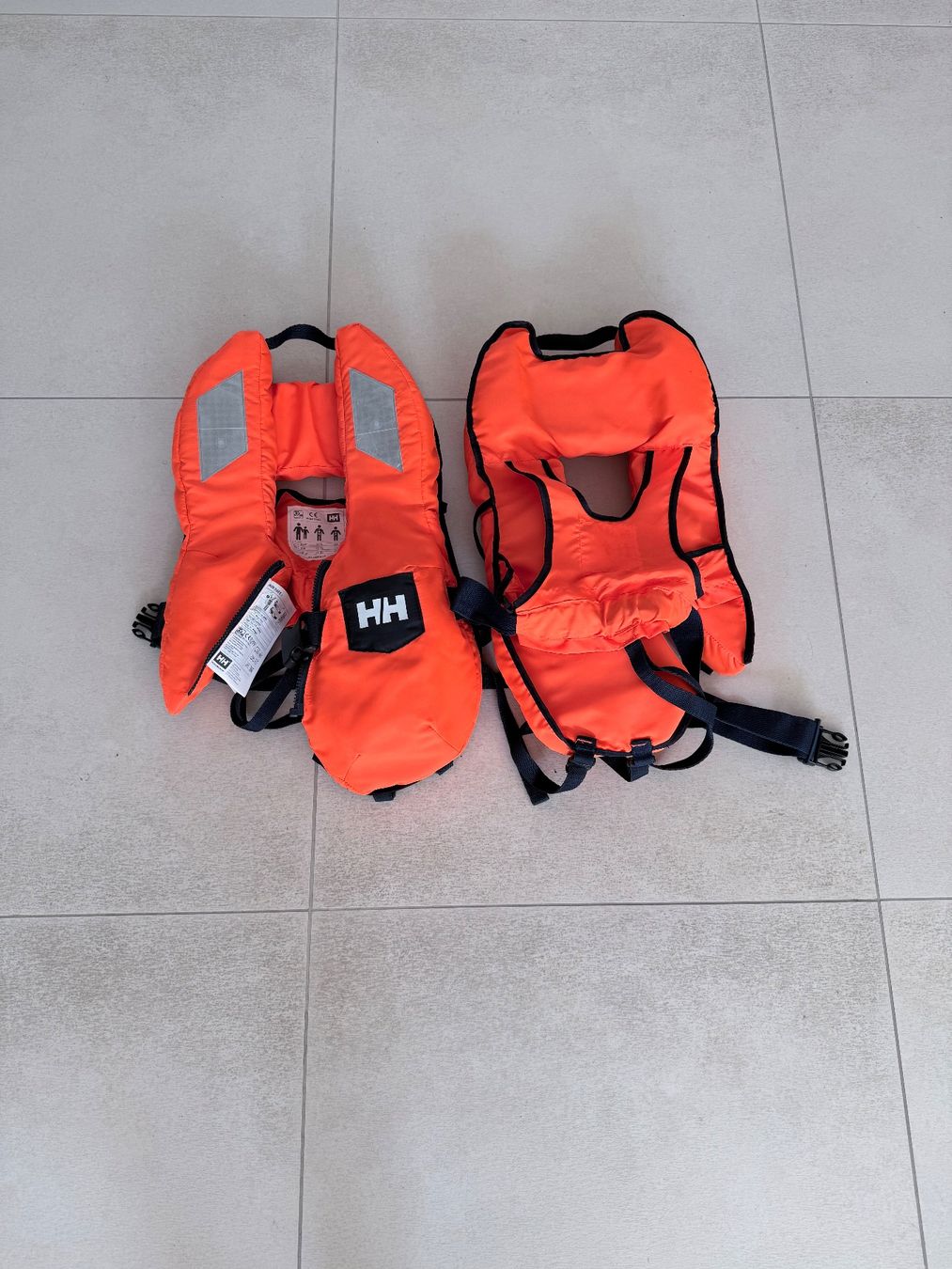 Helly Hansen Schwimmwesten: 2 Stück Schwimmwesten Helly Hansen Kid Safe + – Gebraucht aus Sulgen von Alesnevi