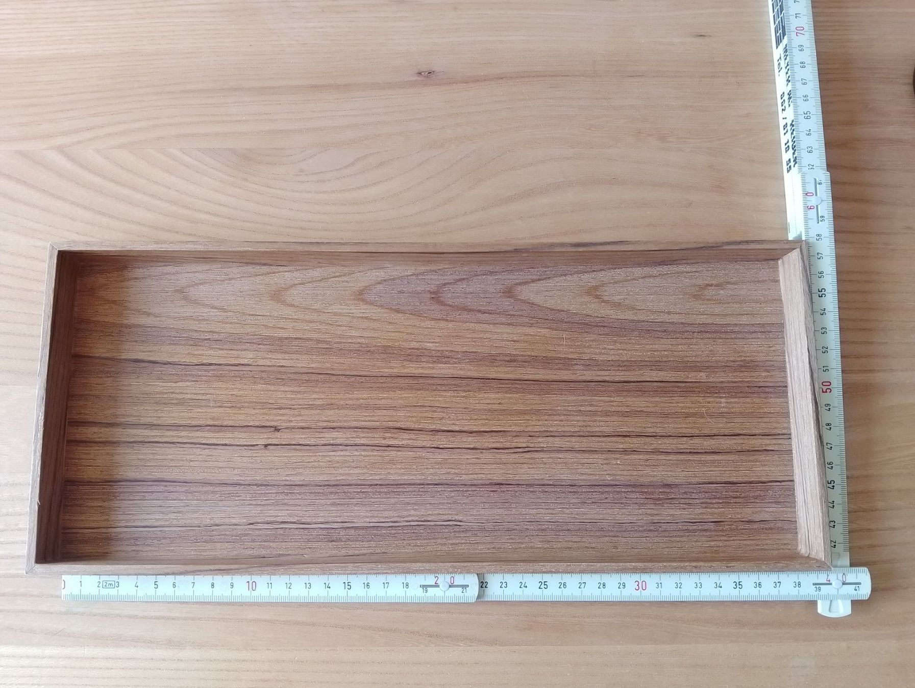 Tutte le decorazioni: Kleines Holztablett, drei hübsche Windlichter Glas/Metall – Usato da Luzern venduto da Seri4 3