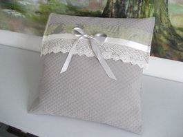 Deko Kissen mit Spitze und Bänder – Zierkissen Quilt - Bouti