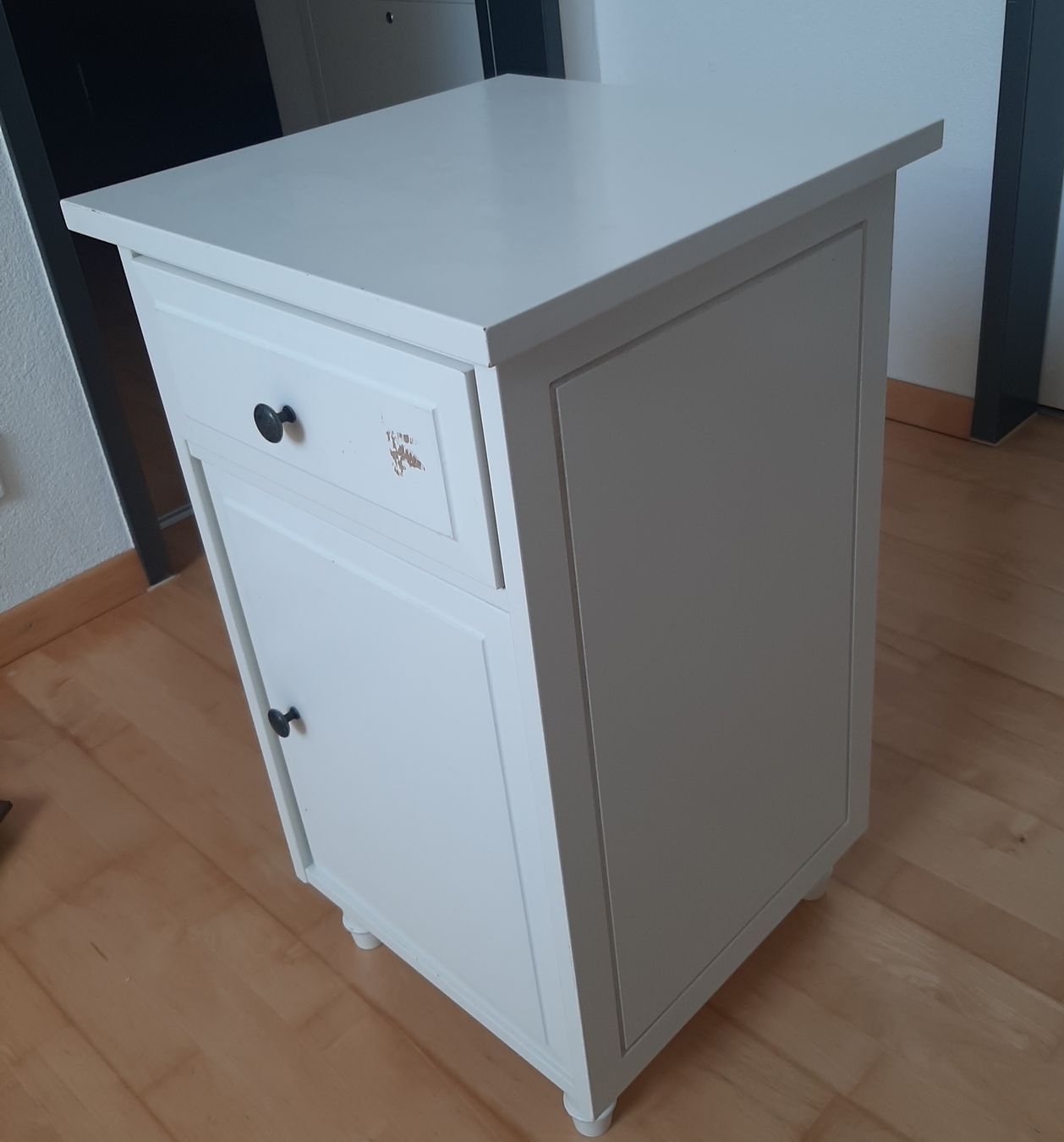 Tables de nuit: Kommode / Nachttisch weiss aus Holz – D'occasion à Wenslingen par meli.99 2