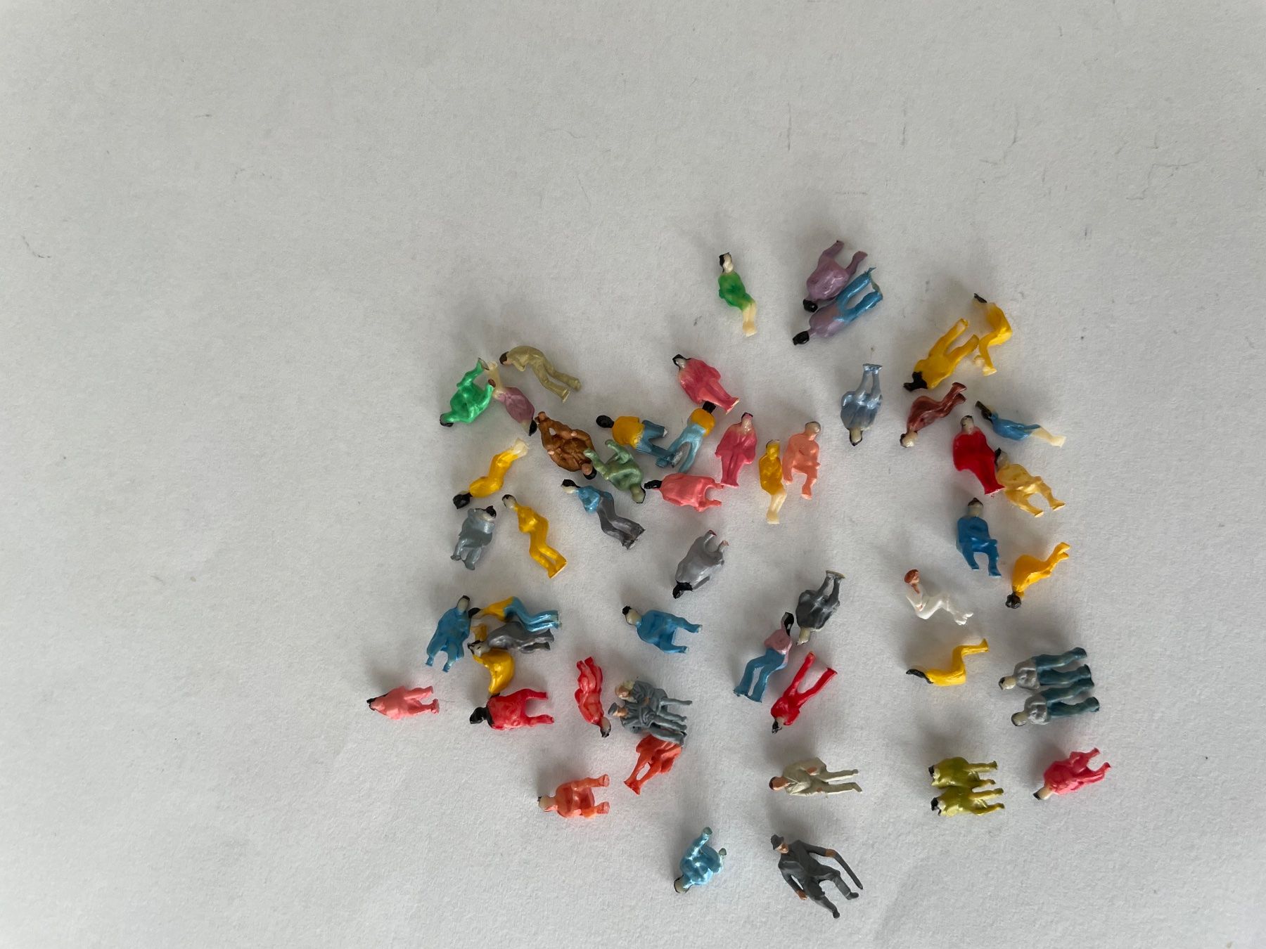 Modelleisenbahnen: Versuch. Figuren Spur N 50 Sitzend 50 Stehend – Gebraucht aus Rorschach von Karotten 1