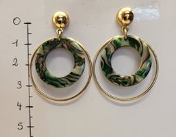 Paire de boucles d'oreilles pendantes dorées et vertes.