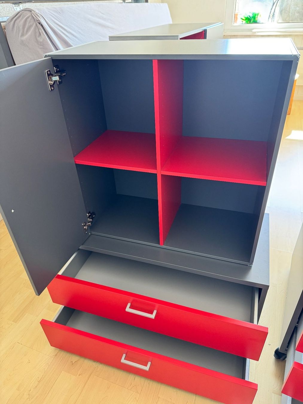 Letti: Kinderzimmermöbel Set, Grau und Rot – Usato da Madetswil venduto da Sauber31 5