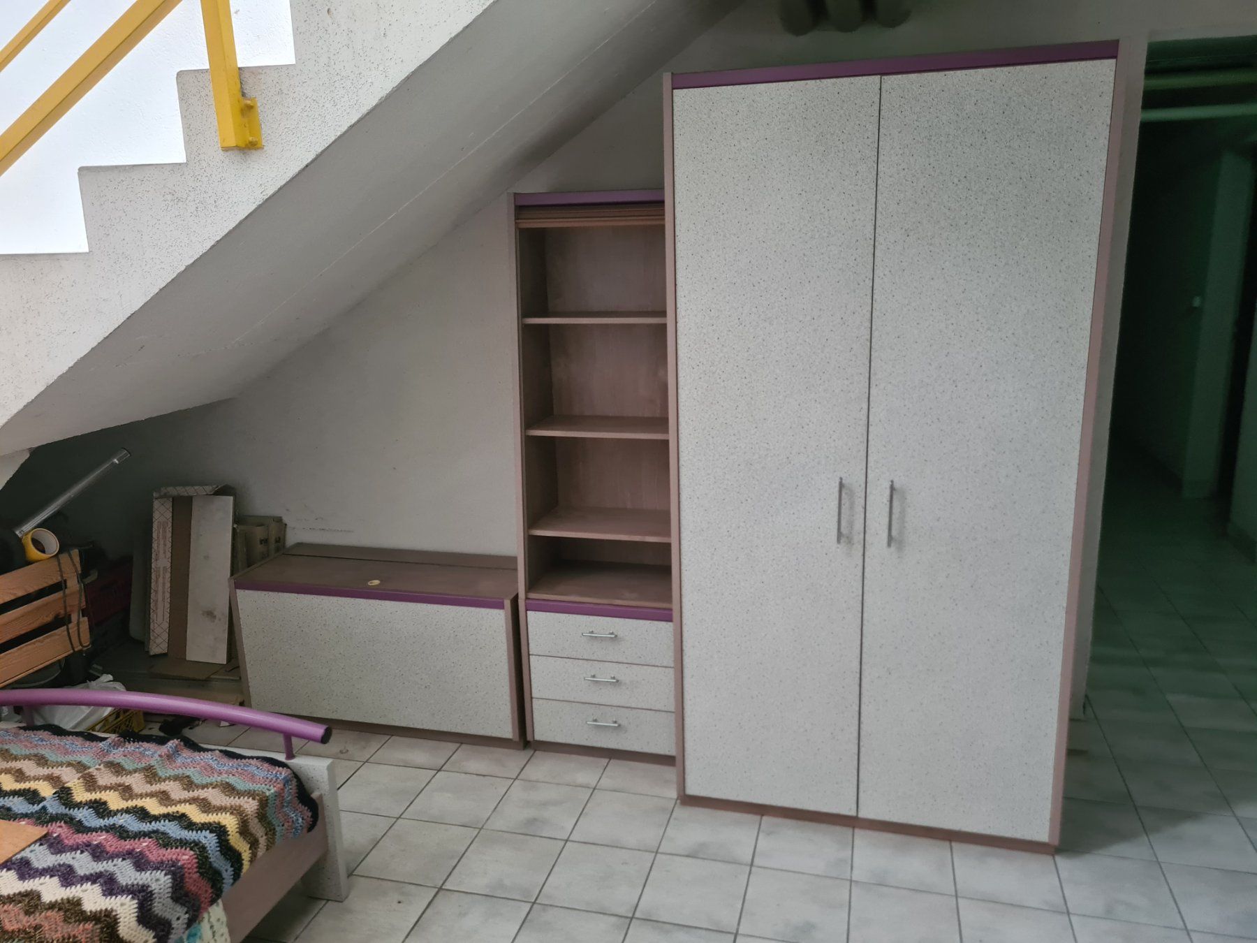 Schränke: Ensemble chambre meuble gris et violet 6 piéces – Gebraucht aus Monthey von 187-zeroo