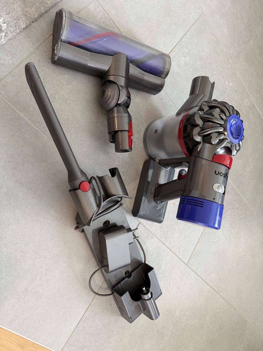 Dyson Aspirateurs & Accessoires: Dyson V8  – D'occasion à Meyrin par SA_3006