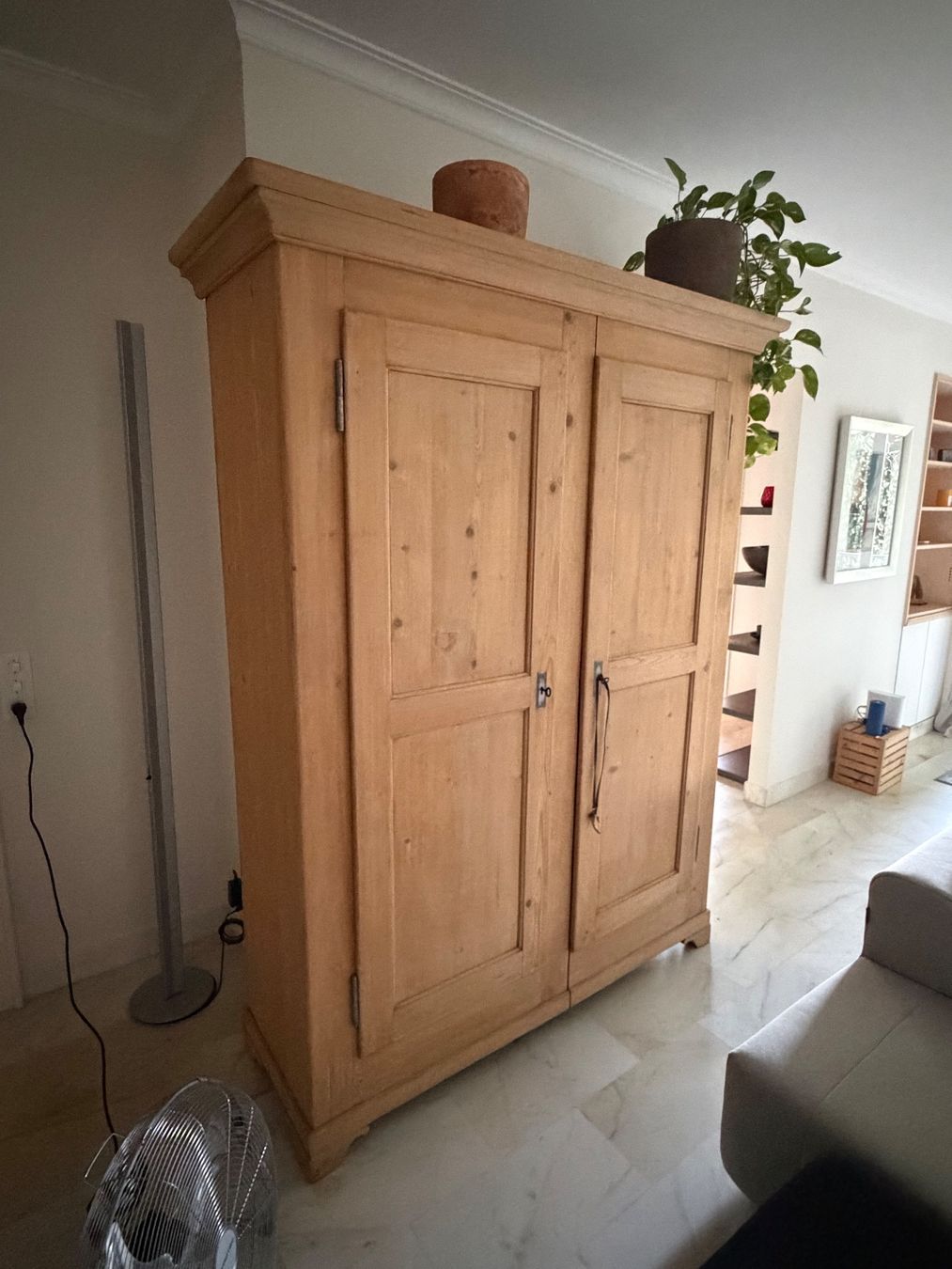 Armadi: Ancienne armoire en bois – Usato da Lausanne venduto da jeremy.brue 2