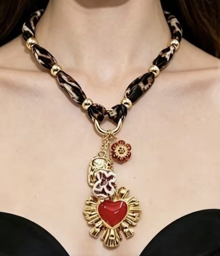 Catenine: Collana con pendente cuore rosso e ciondoli – Nuovo e nell'imballaggio originale da Gordevio venduto da LanaZimm
