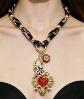 Collana con pendente cuore rosso e ciondoli