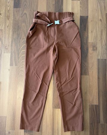 Braune Stoffhose mit Gürtel