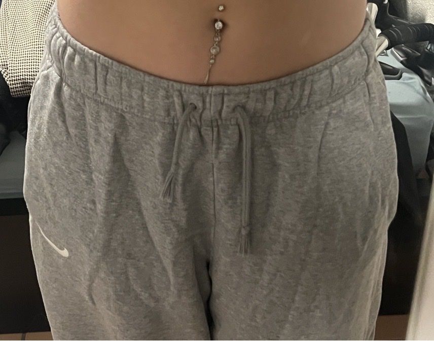 Nike Pantaloni: nike grey sweatpants – Usato da Ebikon venduto da hrh_9dyk