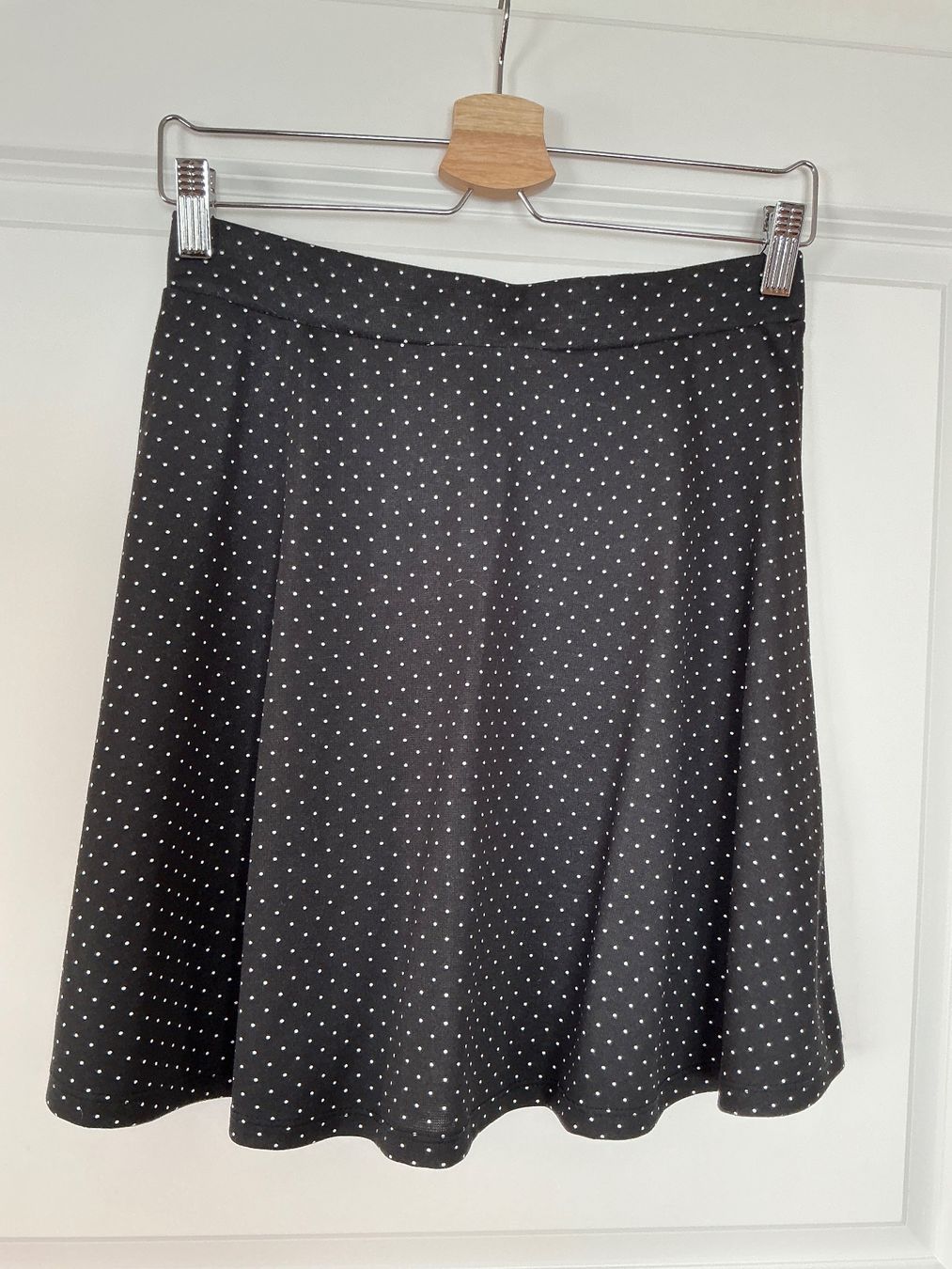 H&M Gonne: Schwarzer JUPE mit Punktmuster,  Gr. 36  NEU – Nuovo (secondo la descrizione) da Aesch BL venduto da Fortexx