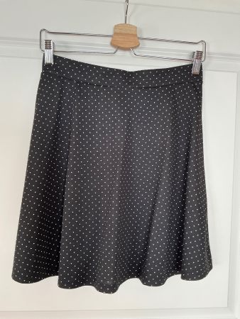 Schwarzer JUPE mit Punktmuster,  Gr. 36  NEU
