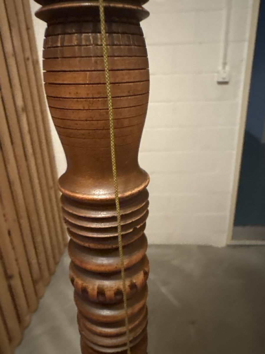 Lampade: Stehlampe Holz gedrechselt  – Difettoso da Zürich venduto da Fuxion 1