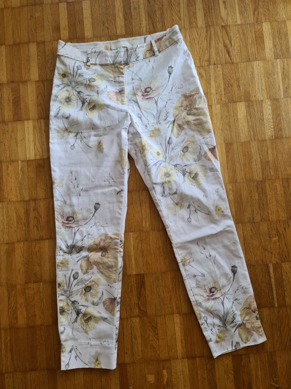 H&M Hosen: Damen Hose Blumenmuster hell Gr 40 neuwertig – Neu (gemäss Beschreibung) aus Emmenbrücke von gatasalvache