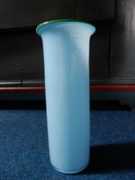 spezielle Vase in hellblau Glas 22 cm mit grünem Rand Blumen