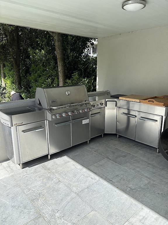 Griglie: Cuisine extérieure avec BBQ Weber Summit intégré – Usato da Jussy venduto da bru_xl8z