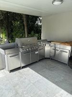 Cuisine extérieure avec BBQ Weber Summit intégré
