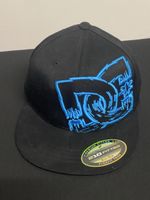 DC Shoes 210 Flexfit Cap – Schwarz/Blau (Grösse 6½–6⅞)