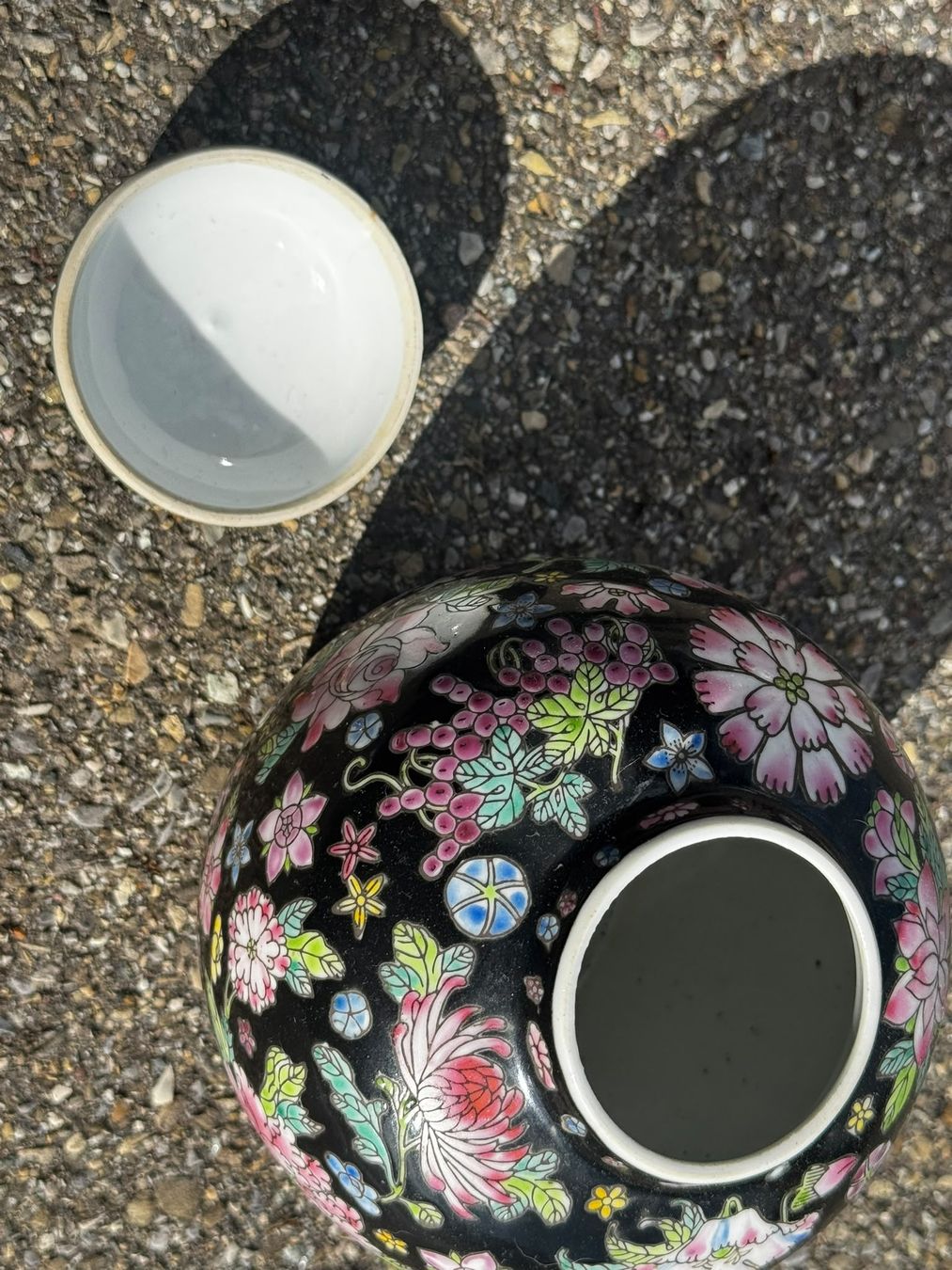 Vasi & Recipienti: Deckelvase schwarz mit Blumen  – Usato da Egg b. Zürich venduto da Brocki_Insel_Egg 2