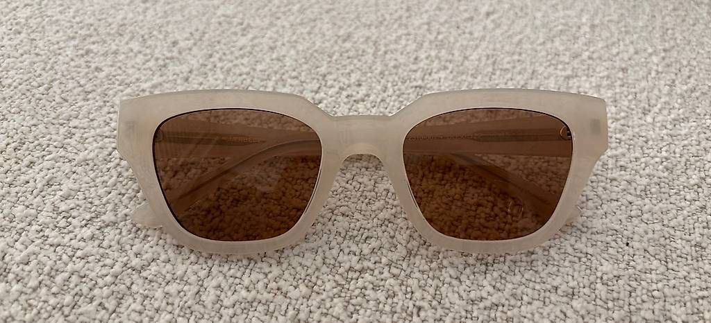 Lunettes & Verres: A. kjaerbede KAWS - CREAM BONE Sonnenbrille  – D'occasion à Birmensdorf ZH par japaro
