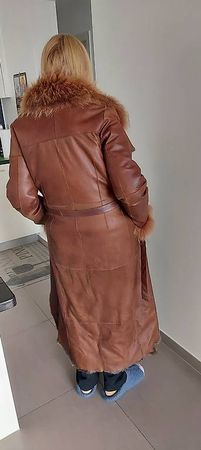 Manteau long en cuir et fourrure en lapin