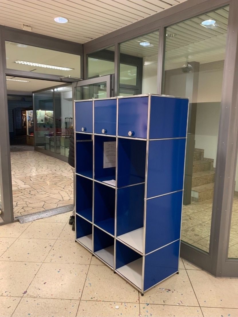USM Scaffali: Usm Vitrine  Garderobe Blau Lief Gratis – Usato da Thun venduto da Thuno6