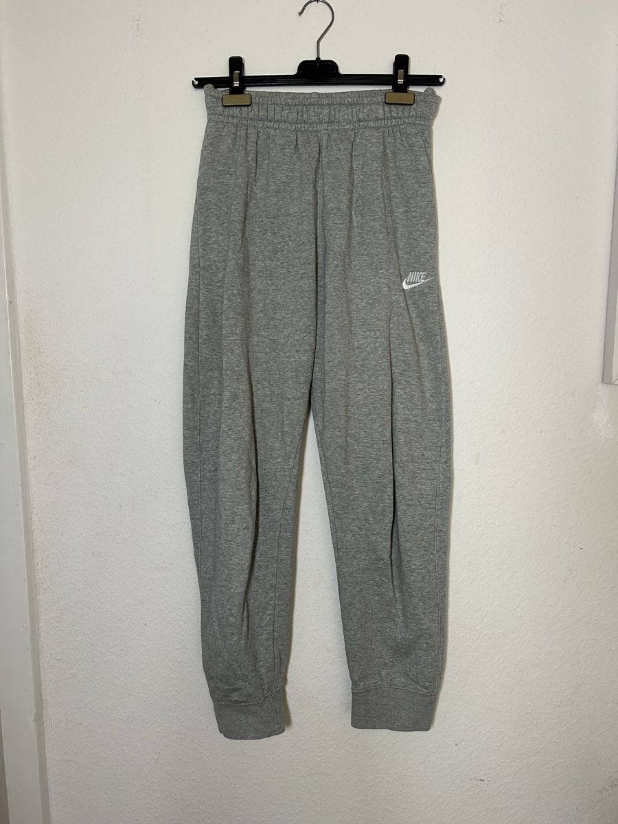 Nike Pantaloni: Nike Jogginghose Grösse M grau – Usato da Bern venduto da sor_5lyt